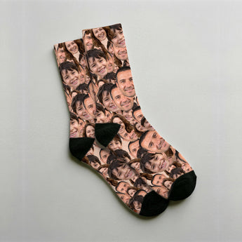 Calcetines personalizados para amigo invisible con caras repetidas por todo el calcetín, de la puntera al puño