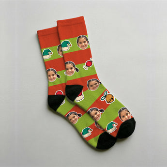 Calcetines de elfo personalizados con bandas rojas y verdes, la cara de una niña, gorros de elfo, manoplas y MODO ELFO