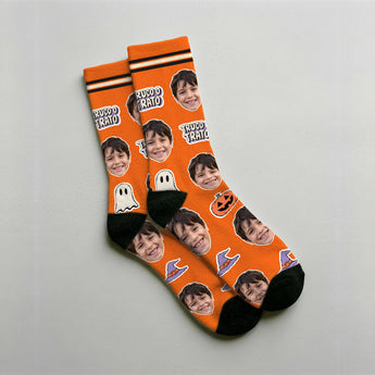 Calcetines de Halloween personalizados con la cara de un niño sobre fondo naranja calabaza, con lettering Truco o Trato, calabaza, fantasma y sombrero de bruja