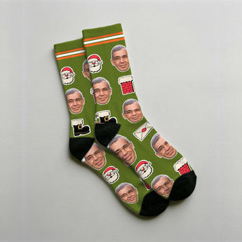 Calcetines de Papá Noel personalizados verdes con la cara de un abuelo de pelo cano, entre botas, chimeneas y JO JO JO