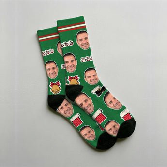 Calcetines de Papá Noel personalizados con la cara del cliente sobre fondo verde, con la cara de Papá Noel, la bota, la chimenea y el plato de leche y galletas