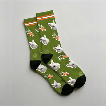 Calcetines personalizados de conejo en verde con la cara de un conejo blanco, zanahorias y huellas estampadas en el tejido