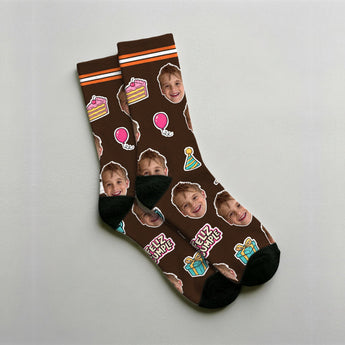 Calcetines de cumpleaños personalizados en chocolate con la cara de un niño en retícula diagonal, entre tartas, velas, globos y FELIZ CUMPLE