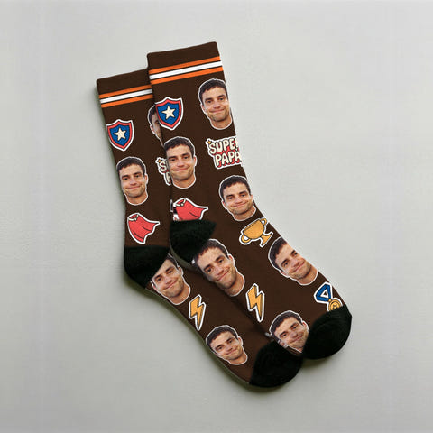 Calcetines del Día del Padre personalizados en chocolate con la cara de un hombre entre escudos, trofeos, medallas y SUPER PAPÁ