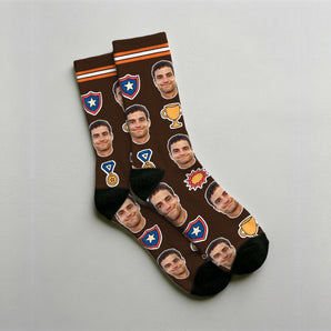 Calcetines del Día del Padre personalizados en chocolate con la cara de un hombre entre escudos, trofeos, medallas y SUPER PAPÁ