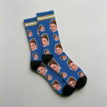 Calcetines personalizados con foto en azul: la misma cara a dos tamaños, las pequeñas reflejadas y giradas, sin iconos