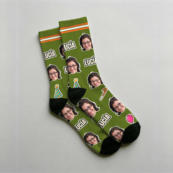 Calcetines personalizados verdes con la cara de una mujer y el nombre LUCÍA alternando, entre tartas, gorros de fiesta y regalos