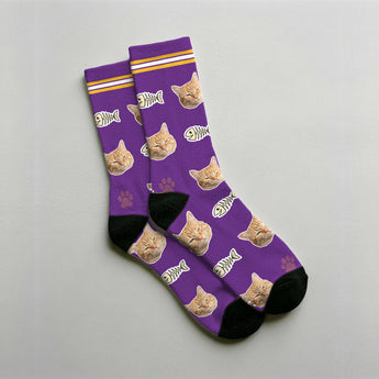 Calcetines personalizados de gato en morado con la cara de un gato naranja, espinas de pescado y huellas estampadas en el tejido