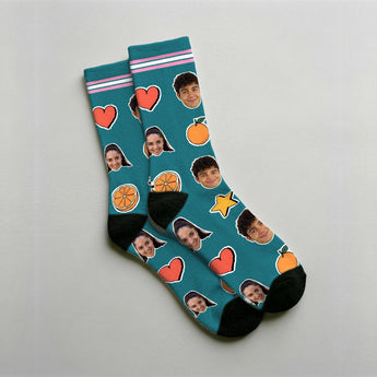 Calcetines personalizados para parejas en petróleo con las caras de un chico y una chica alternando, entre naranjas, corazones y SIEMPRE JUNTOS
