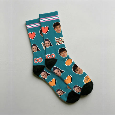 Calcetines personalizados para parejas en petróleo con las caras de un chico y una chica alternando, entre naranjas, corazones y SIEMPRE JUNTOS