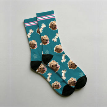 Calcetines personalizados de perro en petróleo con la cara de un golden retriever, huesos crema y huellas estampadas en el tejido