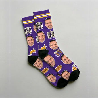 Calcetines de Reyes Magos personalizados con la cara del cliente sobre fondo morado, con la corona, la estrella, el camello y el roscón