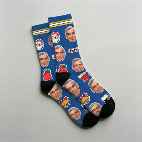 Calcetines de Papá Noel personalizados en azul con la cara de un hombre repetida entre gorros rojos, botas y regalos