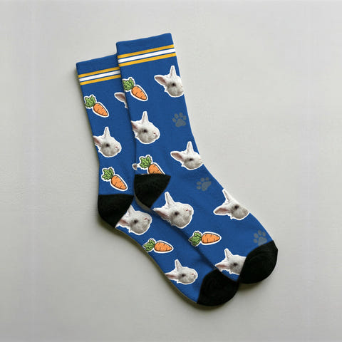 Calcetines personalizados en azul con la cara de un conejo repetida entre zanahorias y huellas