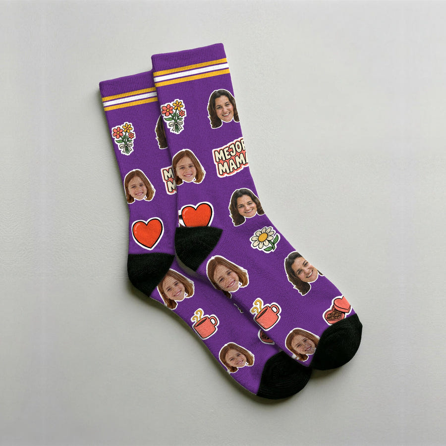 Calcetines personalizados del Día de la Madre en morado con dos caras alternando entre flores y corazones