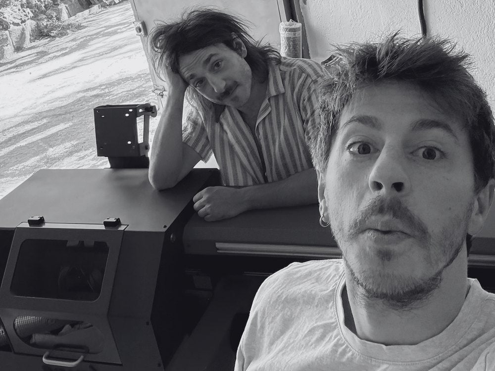 Carlos y su hermano en el taller de NERDIS, junto a la impresora